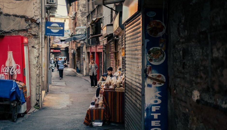오래된 재래시장 골목의 노포 간판들