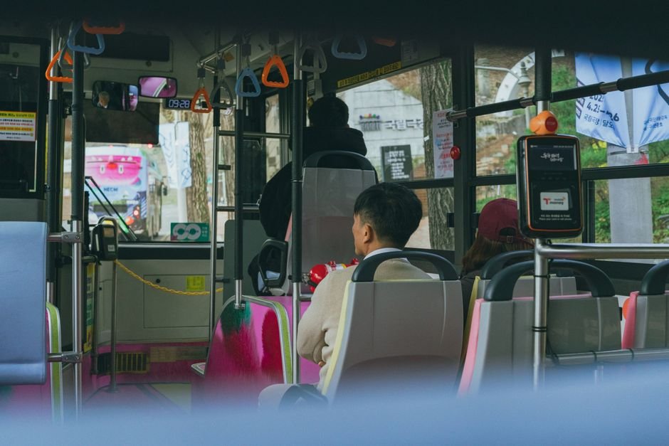 오래된 노포 식당 내부와 김이 나는 음식