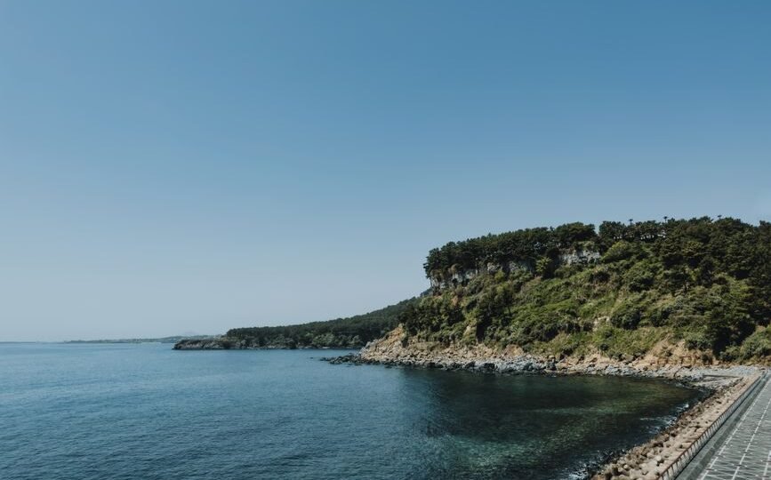제주도 해안도로를 달리는 렌터카 풍경