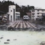 강가에 자리한 일본 노천 온천의 저녁 풍경
