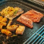 숯불 위에서 노릇하게 구워지는 제주 흑돼지 오겹살