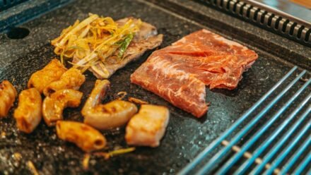 숯불 위에서 노릇하게 구워지는 제주 흑돼지 오겹살