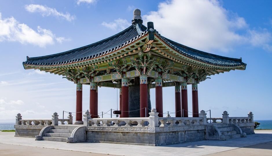 가을 단풍이 든 산성 둘레길 풍경