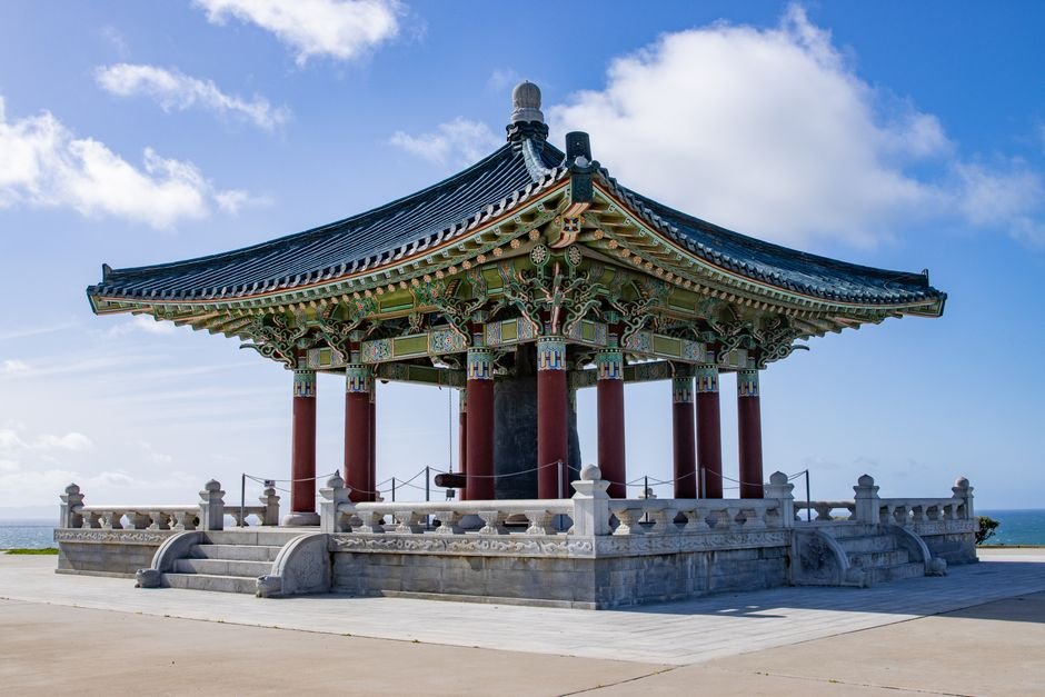 가을 단풍이 든 산성 둘레길 풍경