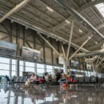 공항 라운지 내부 전경과 활주로 뷰
