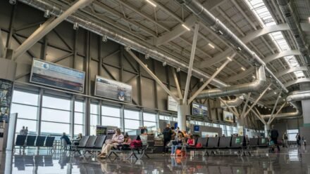 공항 라운지 내부 전경과 활주로 뷰