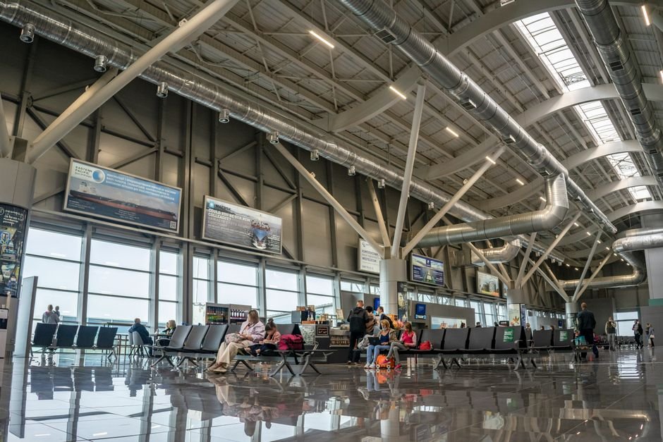 공항 라운지 내부 전경과 활주로 뷰
