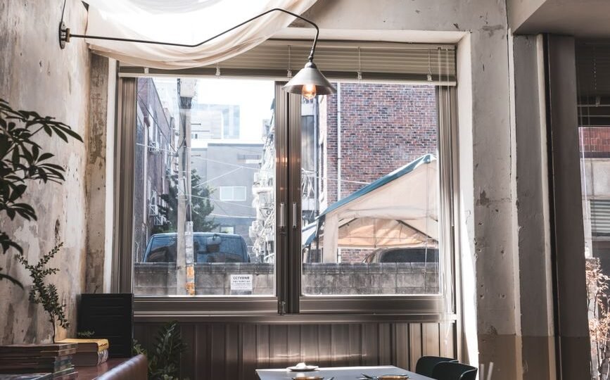 경의선숲길이 보이는 연남동 브런치 카페 창가 자리