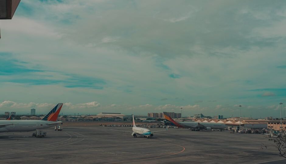 이른 아침 저가항공 탑승수속 중인 공항 출국장 풍경