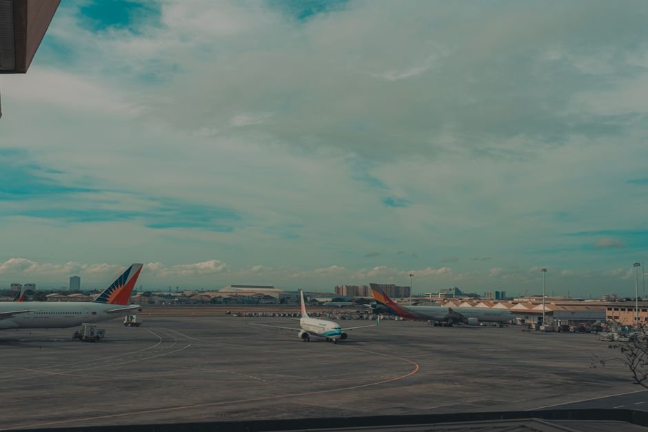 이른 아침 저가항공 탑승수속 중인 공항 출국장 풍경