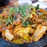 춘천 명동 골목에서 철판에 지글지글 볶아지는 닭갈비