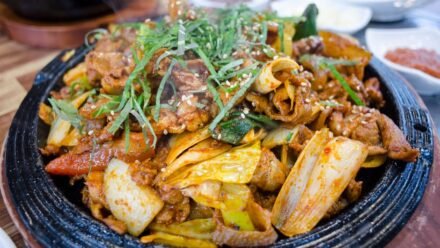 춘천 명동 골목에서 철판에 지글지글 볶아지는 닭갈비