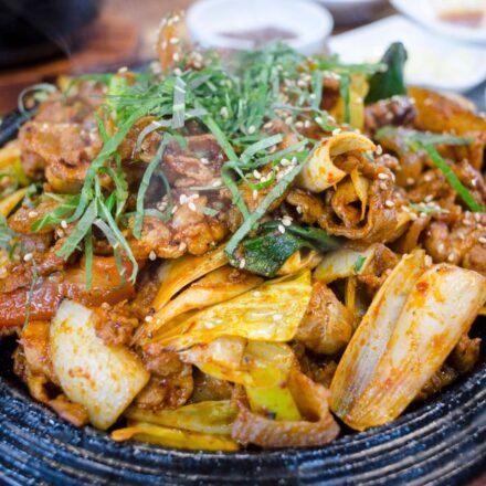 춘천 명동 골목에서 철판에 지글지글 볶아지는 닭갈비