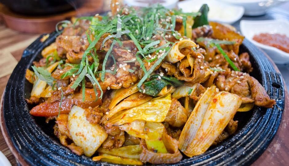춘천 명동 골목에서 철판에 지글지글 볶아지는 닭갈비