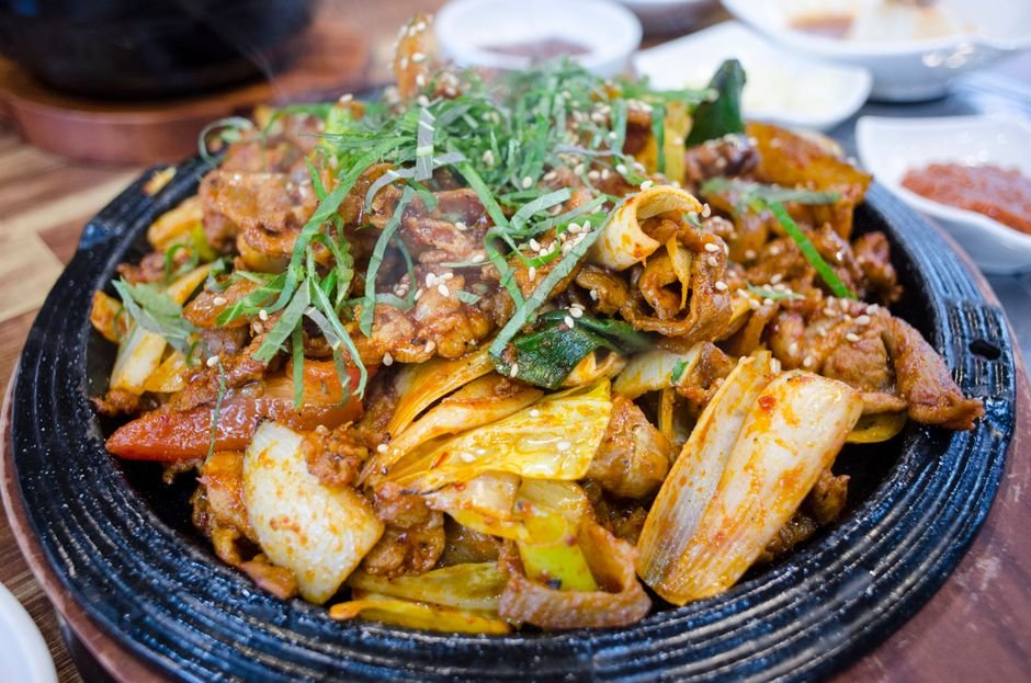 춘천 명동 골목에서 철판에 지글지글 볶아지는 닭갈비