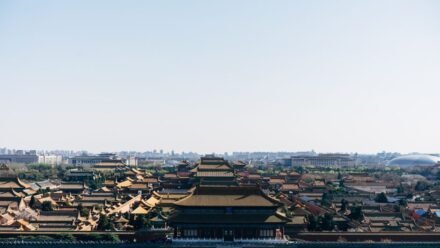 인천 차이나타운 입구 패루와 홍등 거리 풍경