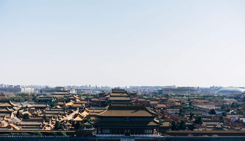 인천 차이나타운 입구 패루와 홍등 거리 풍경